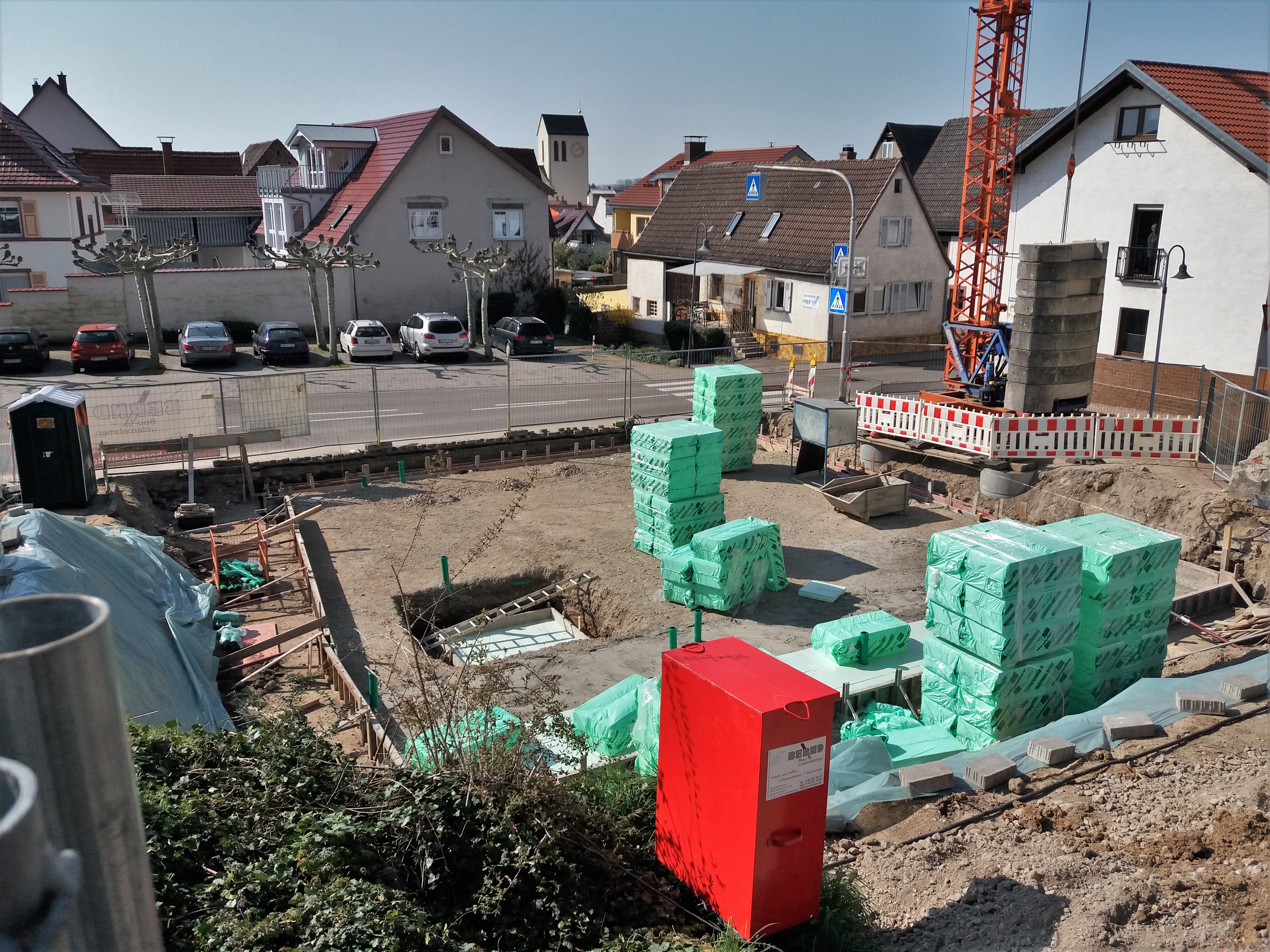 Die Rohbauarbeiten beginnen: Zu erkennen sind schon die Lage der Außenwände des Gemeindehauses sowie das Fundament für den Aufzugsschacht. 27.03.2020 - Foto: M. Fried