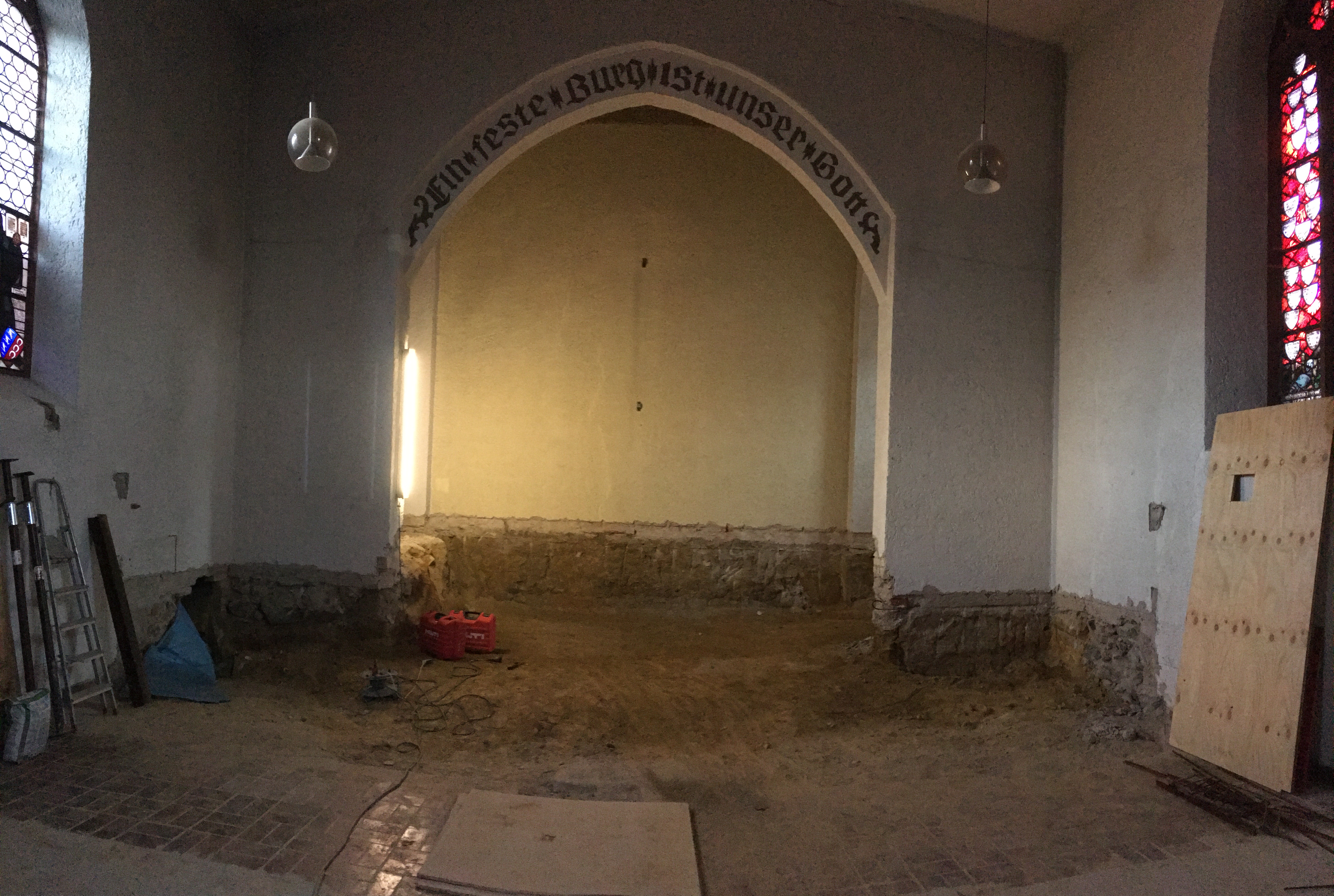 Rohbau - Die Altarebene ist fast ganz zurückgebaut - der linke Chorbogen benötigt ein neues Fundament - dann kann neu aufgebaut werden - 27.09.2021, Foto: P. Gauges